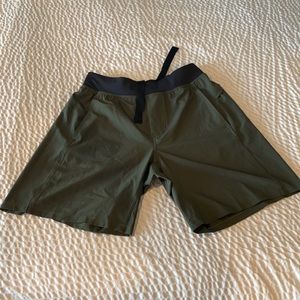 ✅ Near new Olive Green 6in inseam